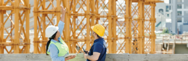 People-talking-at-a-construction-site